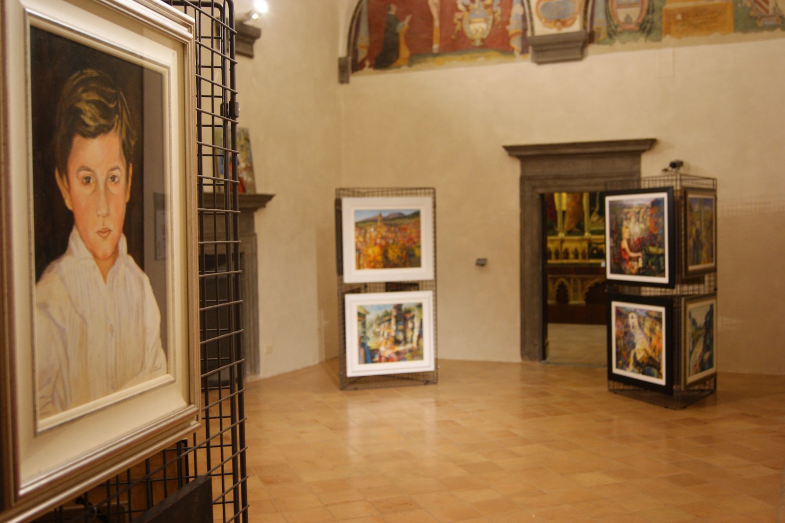 Sala espositiva con le opere di Patrizio Oca