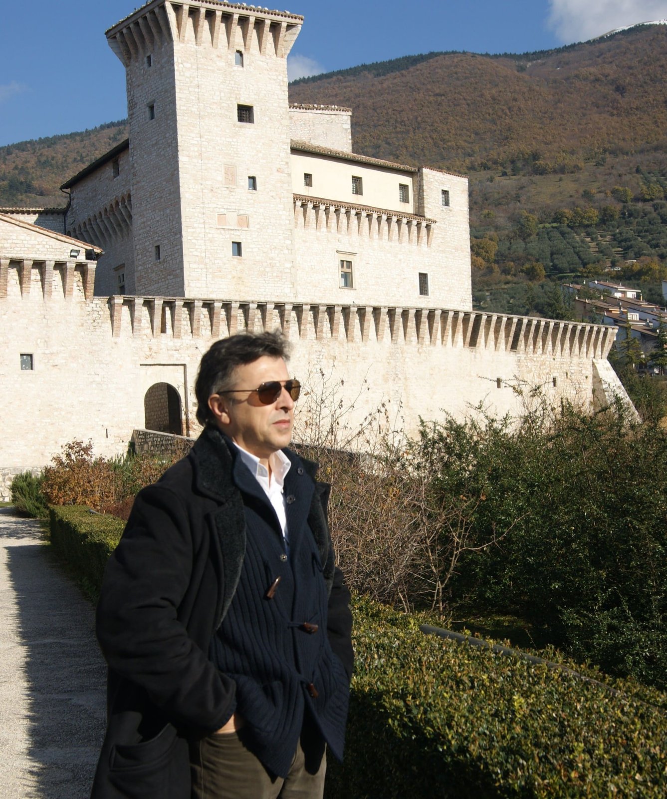 Locandina della mostra Borghi Antichi e Figure, personale di Patrizio Oca a Gualdo Tadino
