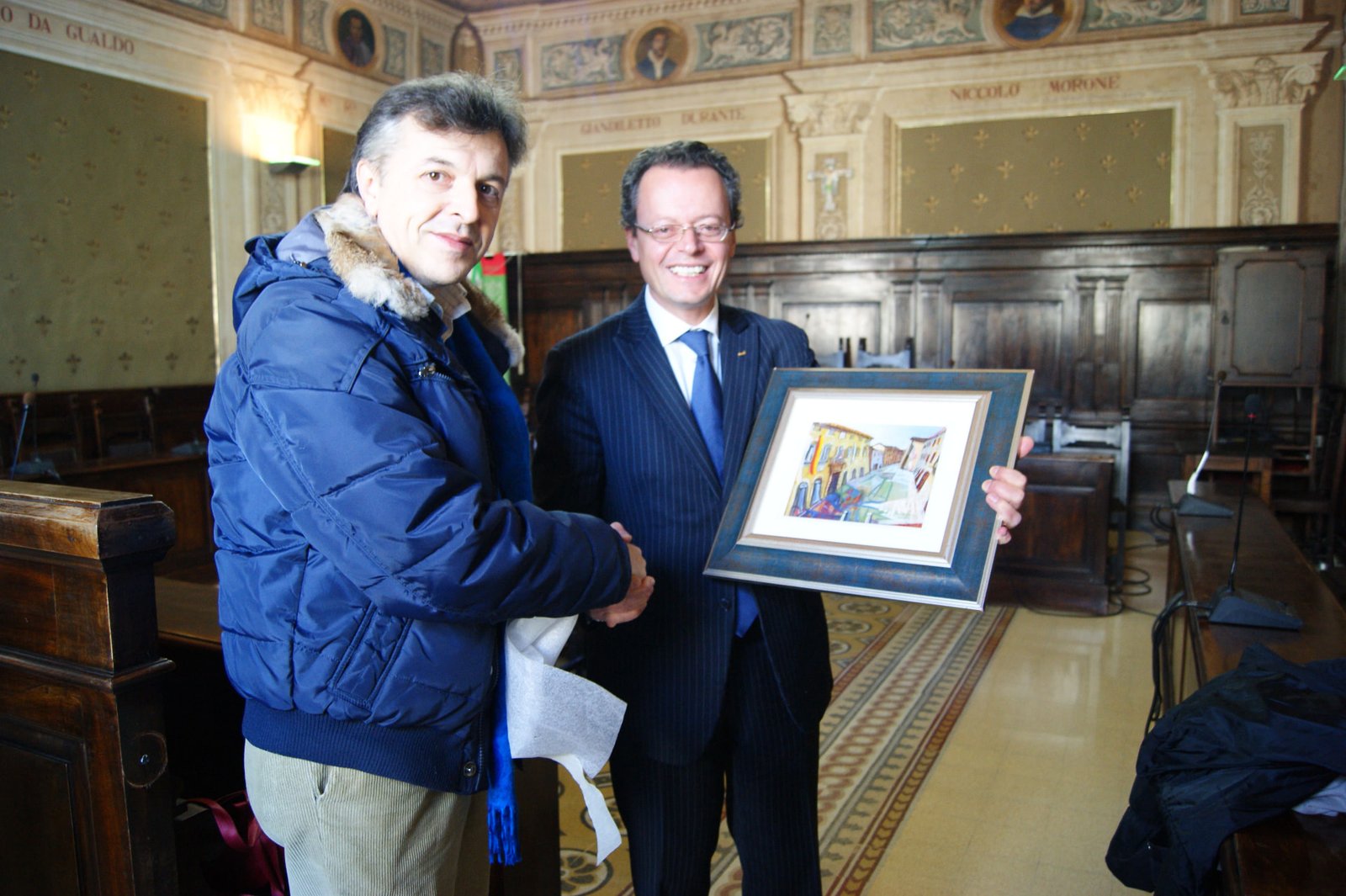 Patrizio Oca consegna un'opera al Sindaco di Gualdo Tadino