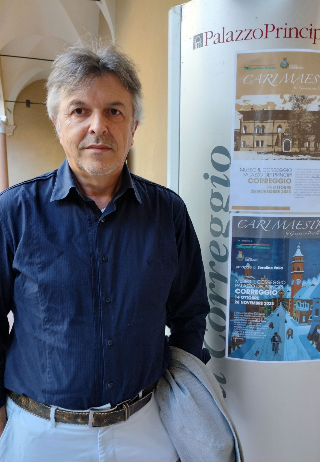 Patrizio Oca accanto al totem della mostra Cari Maestri a Palazzo dei Principi