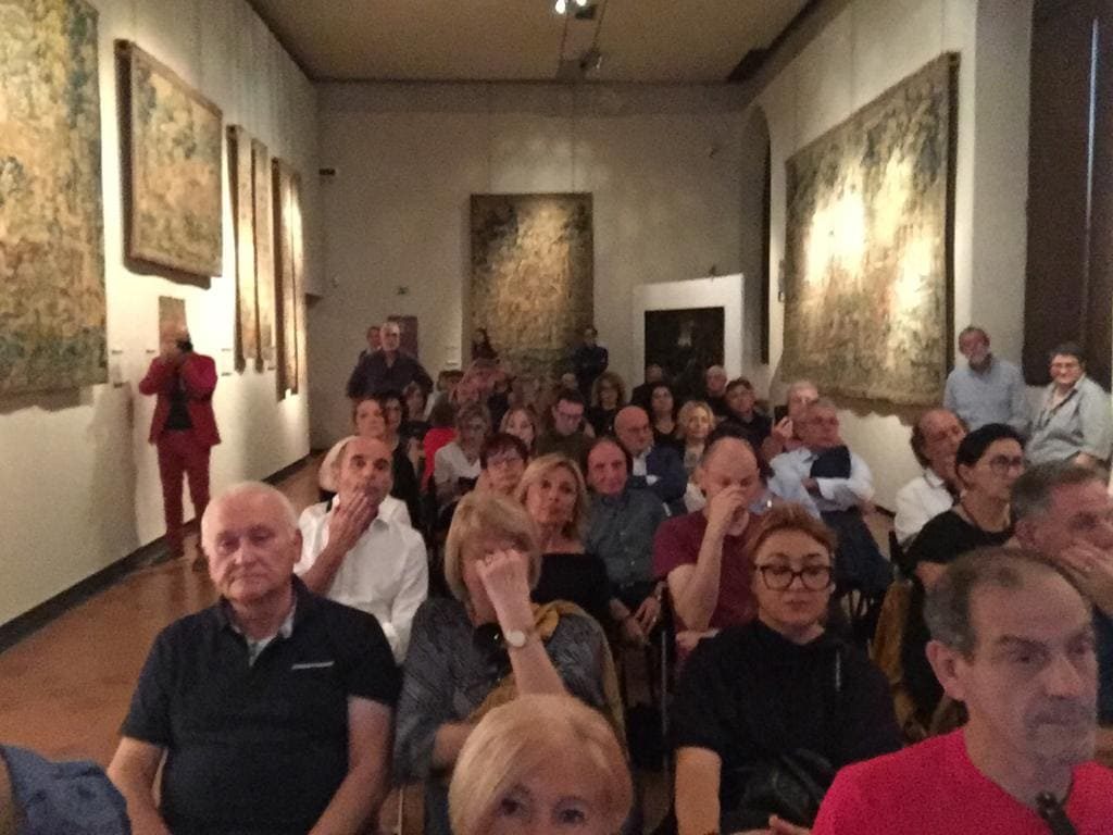 Il pubblico nella sala degli arazzi del Museo Il Correggio durante l'inaugurazione