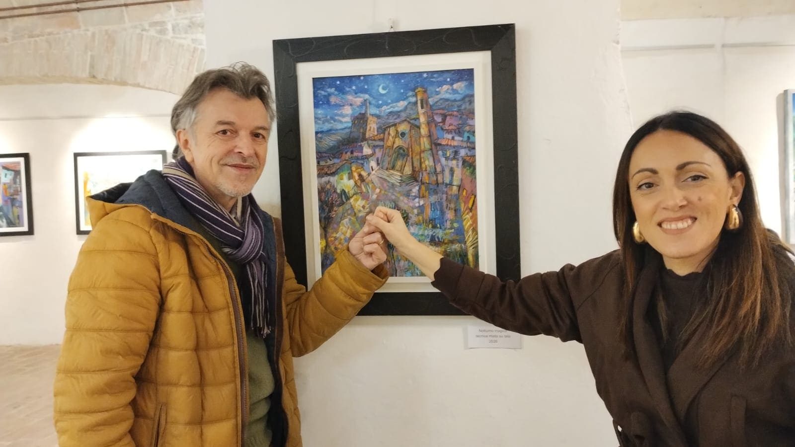 L'artista e un'ospite davanti all'opera Notturno magico
