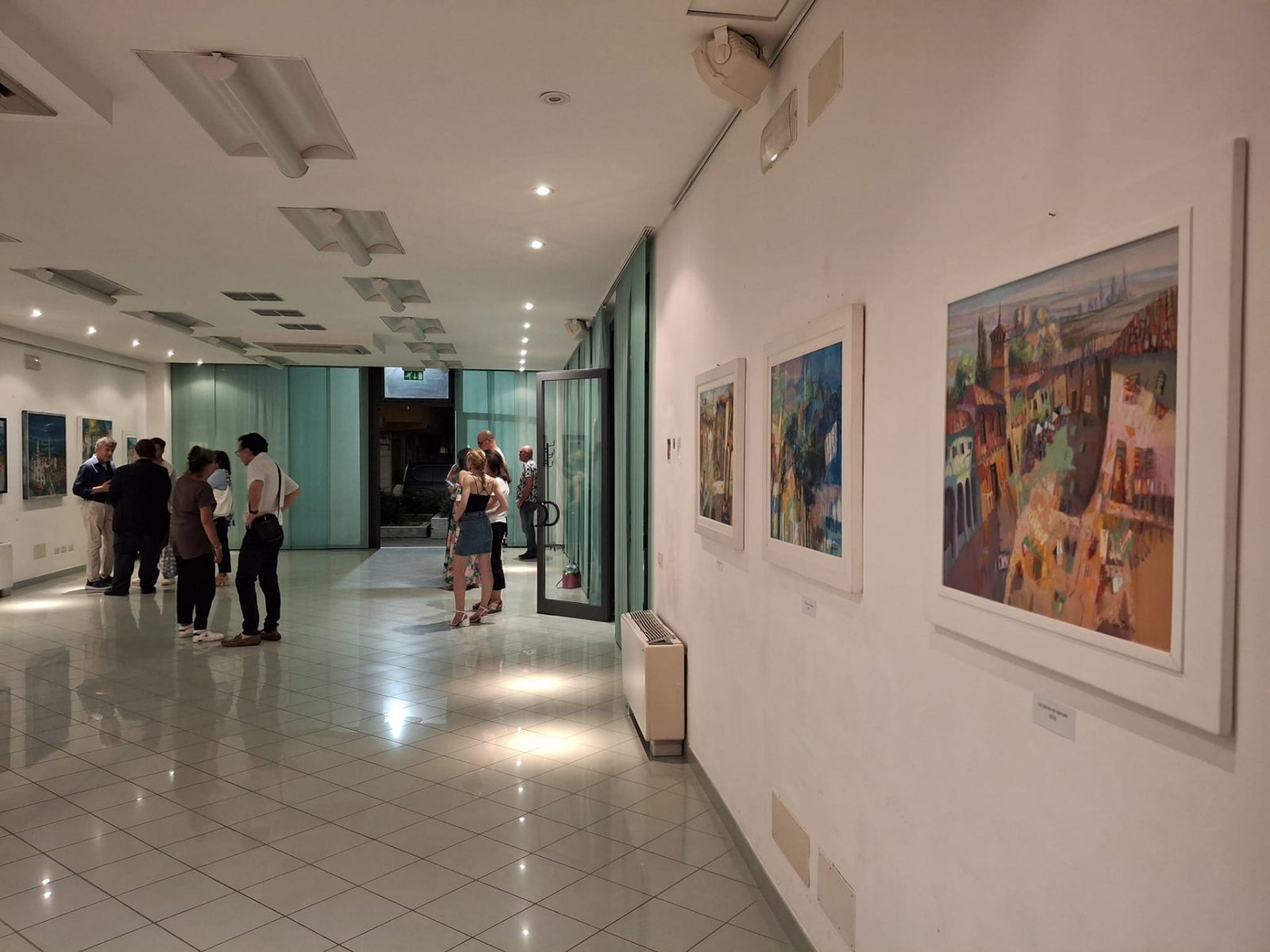 La sala espositiva con le opere di Patrizio Oca