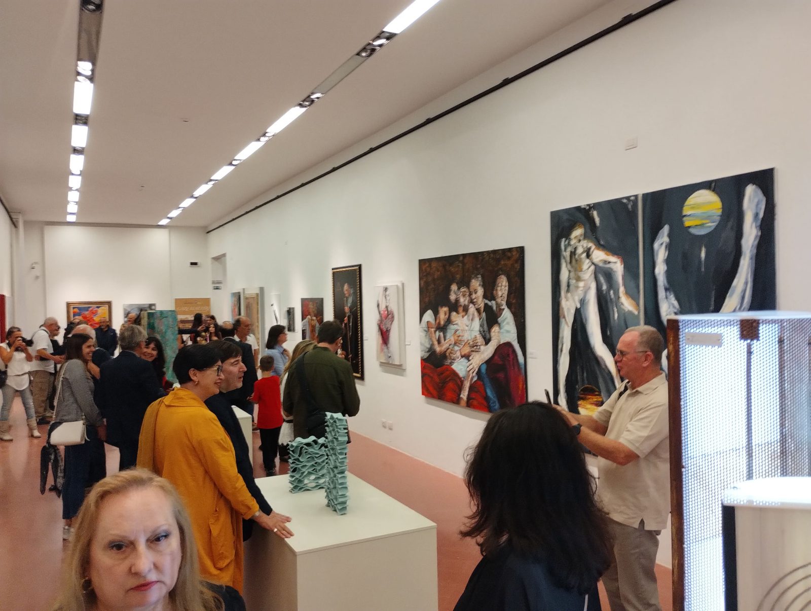 I visitatori nella sala espositiva della mostra Cari Maestri