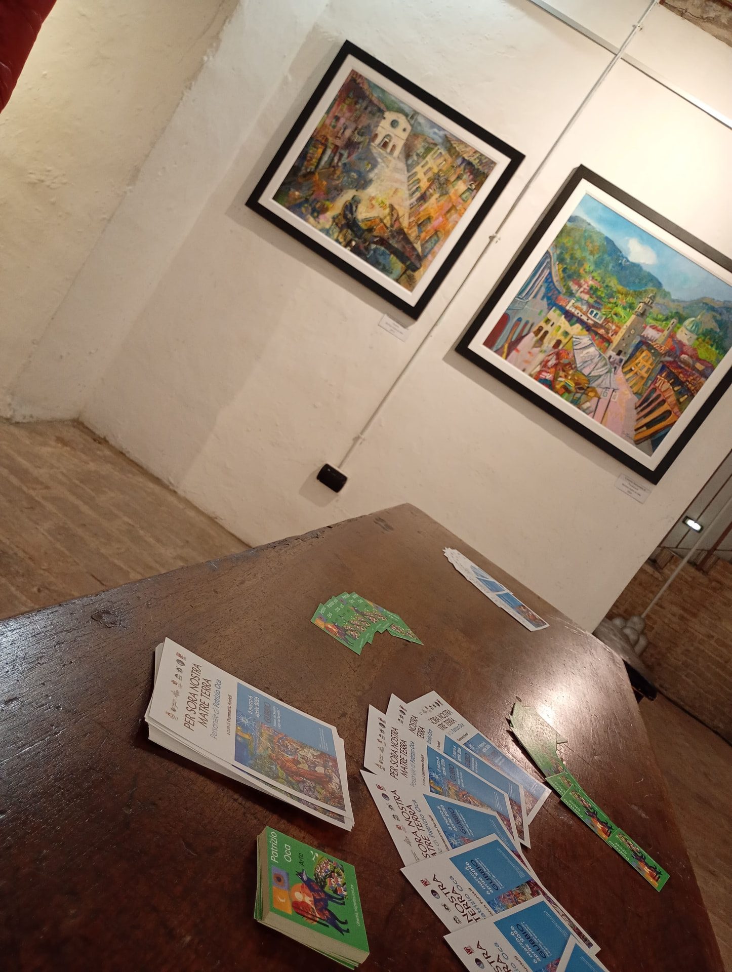 Depliant e materiali della mostra sul tavolo della sala