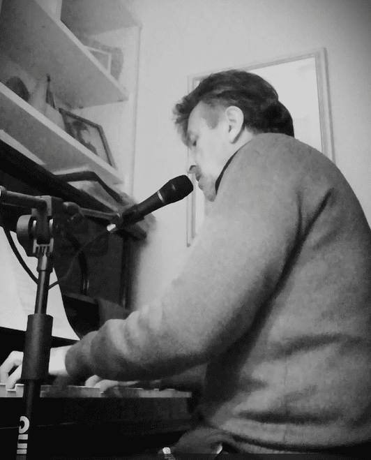 Patrizio Oca suona il pianoforte e canta al microfono