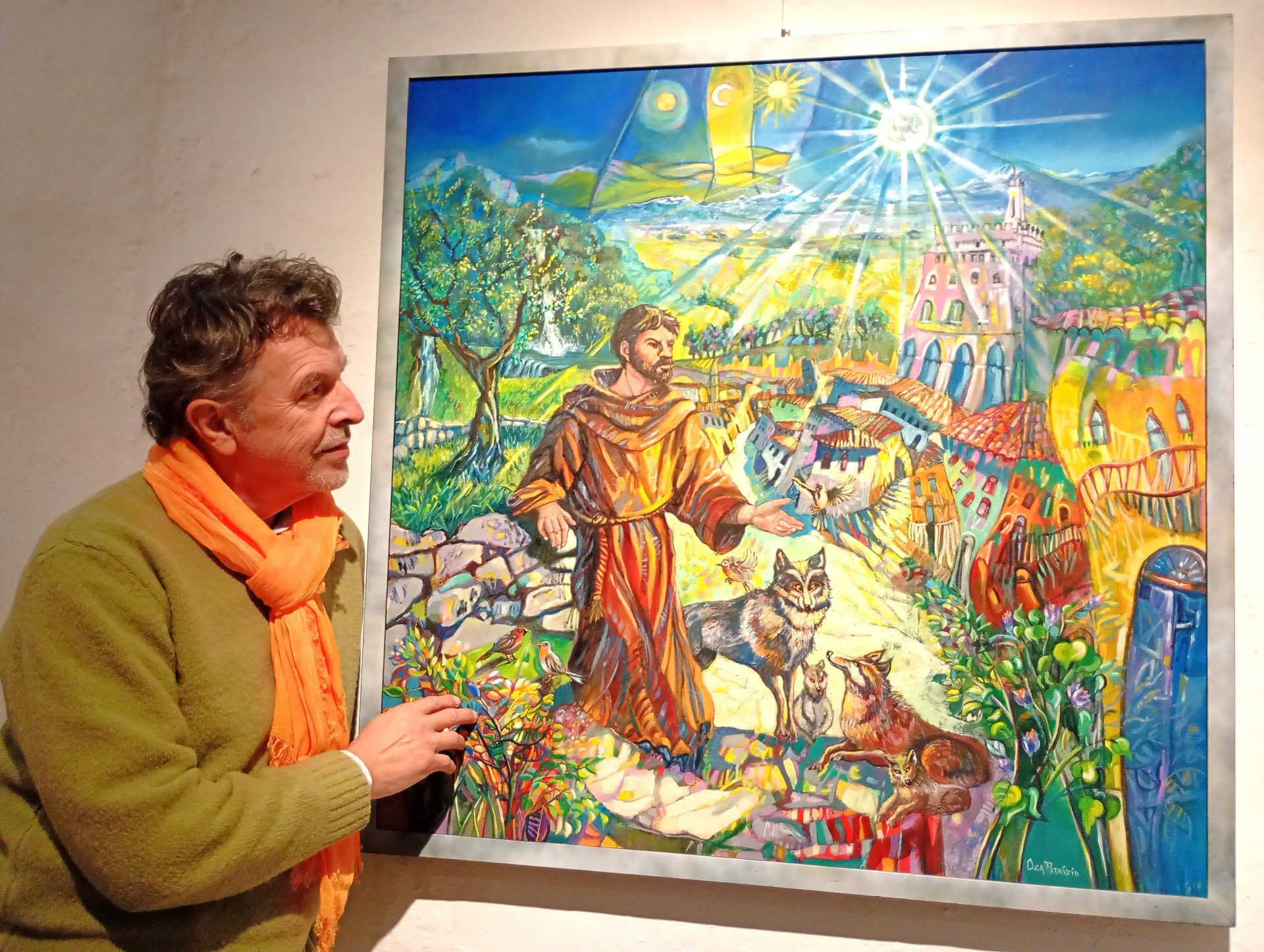 L'artista con l'opera San Francesco e madre natura