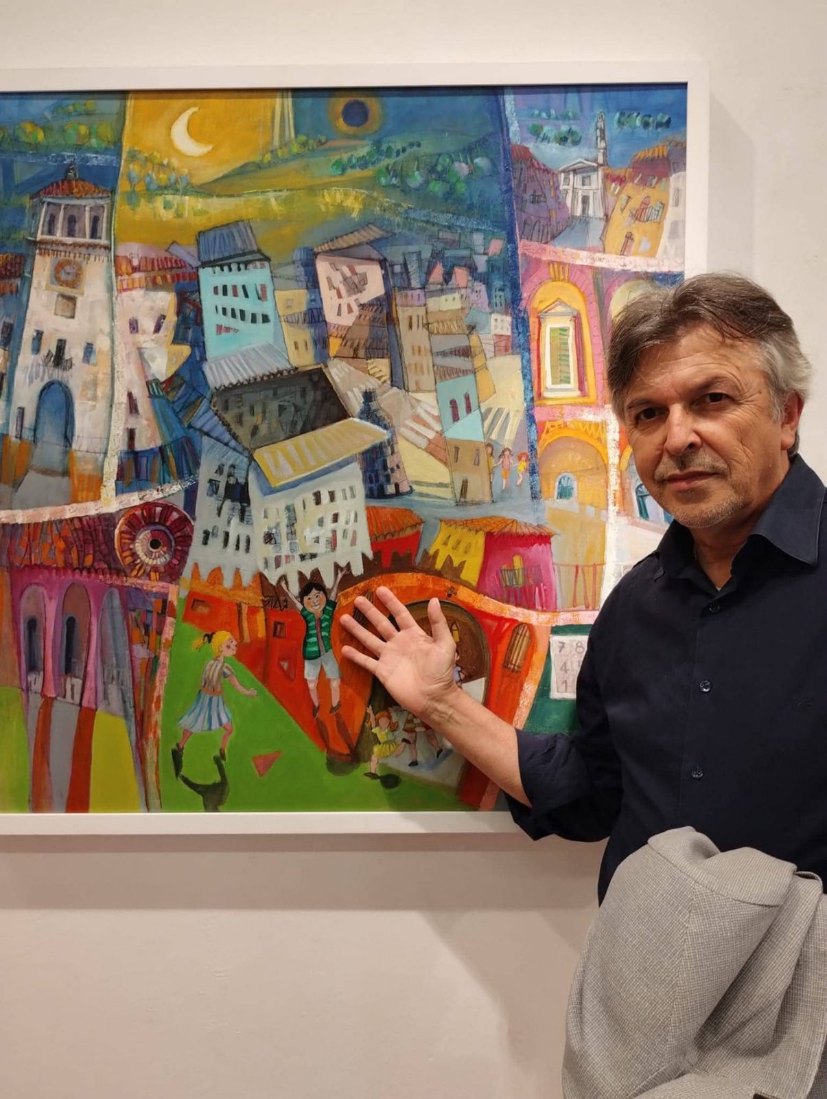 Patrizio Oca davanti alla sua opera esposta al Museo Il Correggio