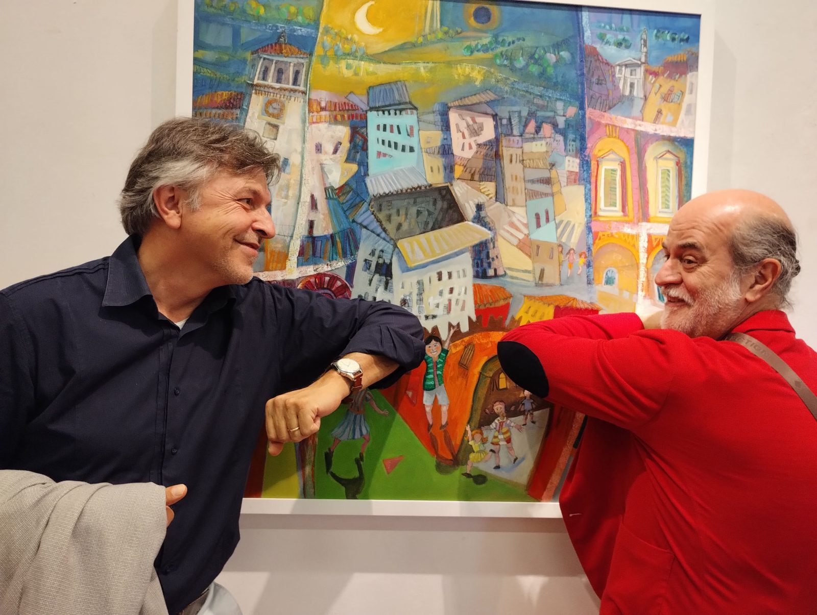 Patrizio Oca con un ospite davanti alla sua opera