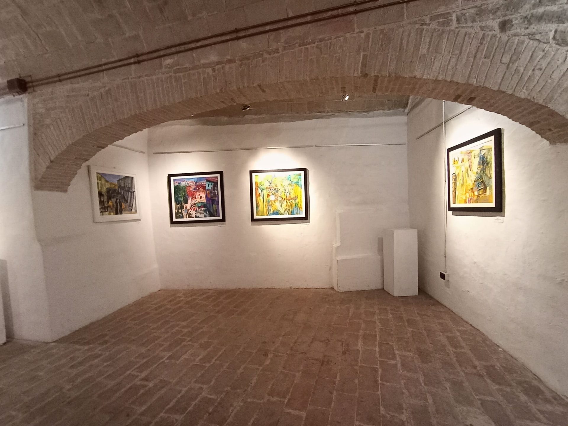 Panoramica della sala espositiva con le opere