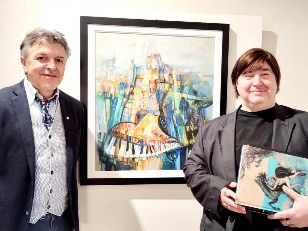 Patrizio Oca con il curatore Giammarco Puntelli e il catalogo ufficiale della mostra