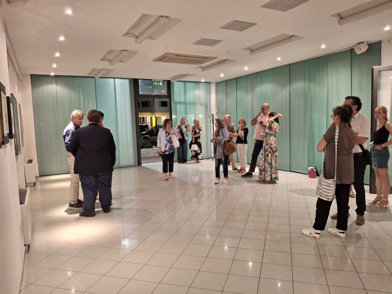 Il pubblico all'inaugurazione della mostra a Bellaria