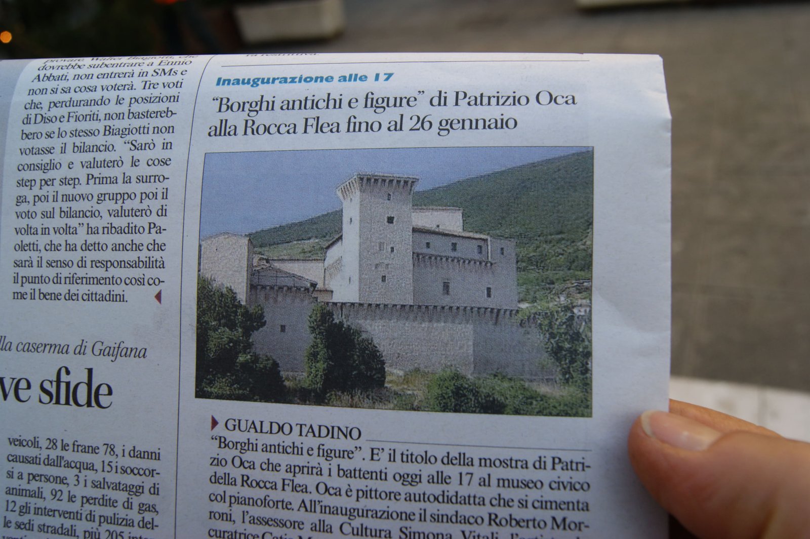 Ritaglio di giornale sulla mostra Borghi antichi e figure alla Rocca Flea