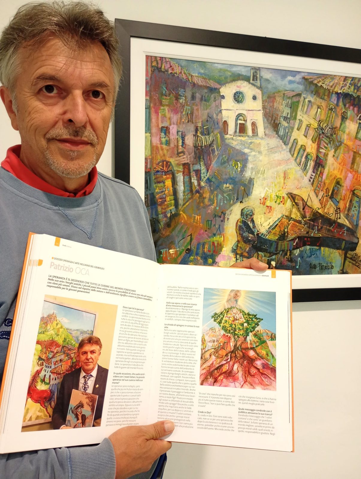 L'artista con il dossier Profili d'artista aperto sulla sua intervista
