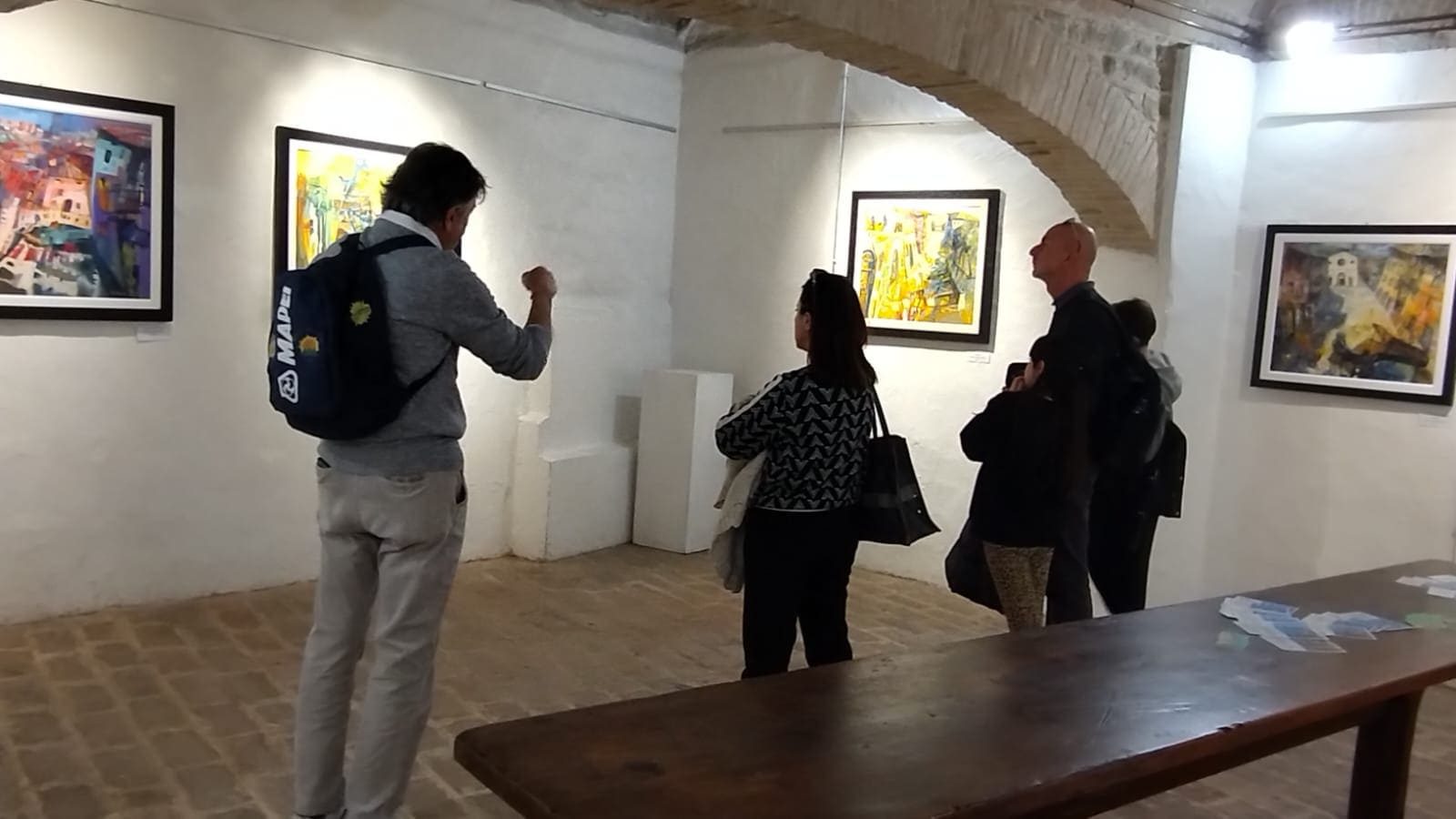 Visitatori ammirano le opere nella sala di Palazzo del Bargello