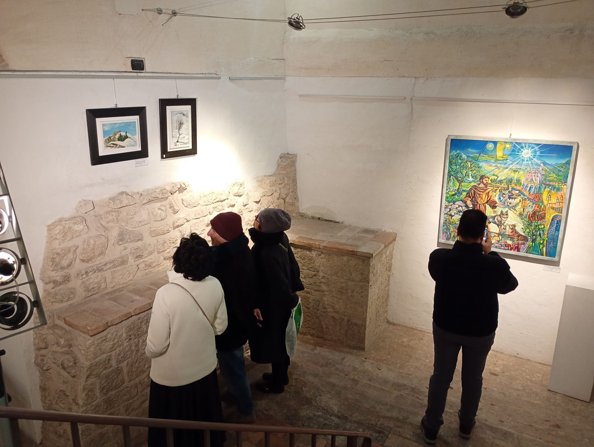 Visitatori osservano le opere esposte
