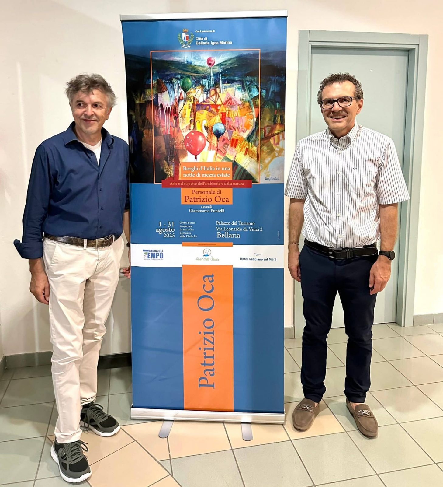 L'artista con il roll-up della mostra al Palazzo del Turismo di Bellaria