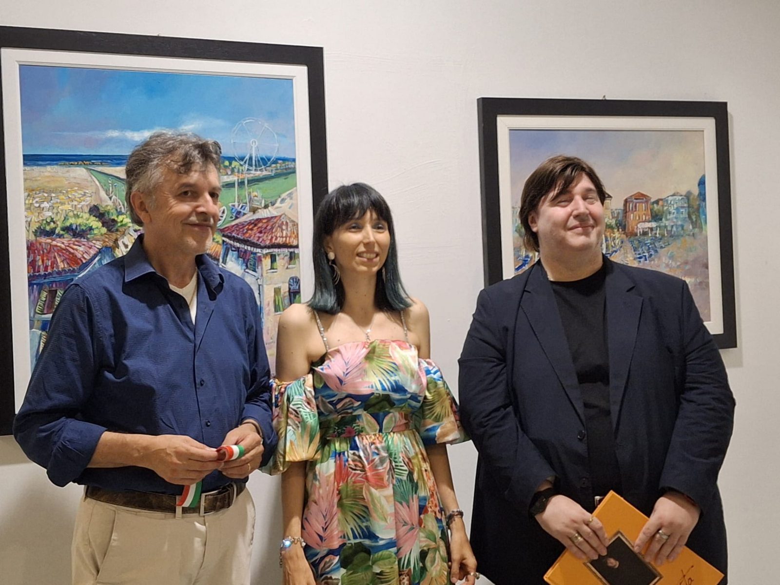 L'artista con gli ospiti davanti alle opere durante l'inaugurazione