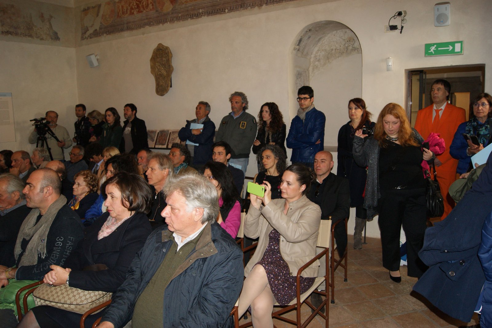 Il pubblico durante un incontro nella mostra Borghi Antichi e Figure
