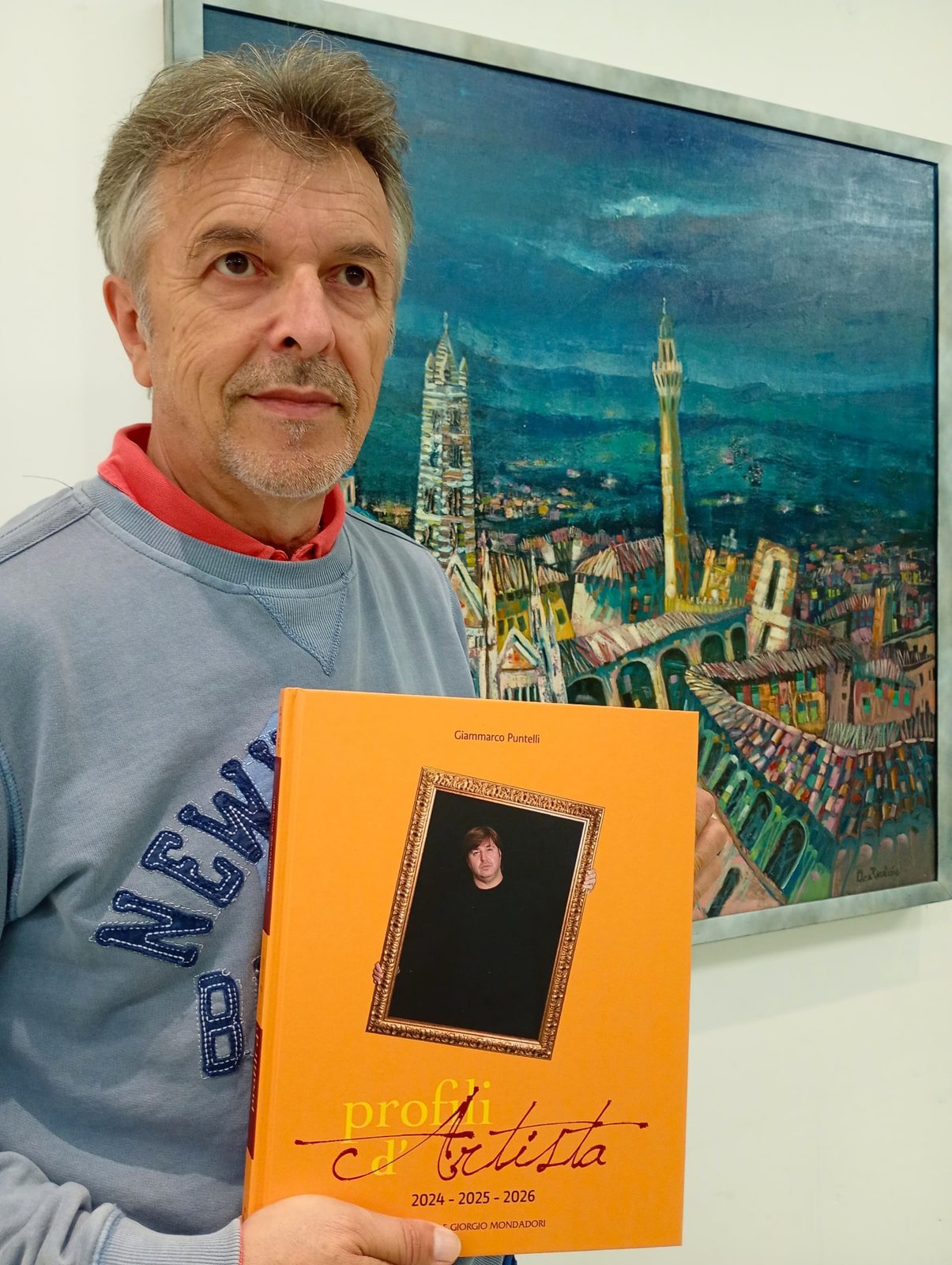 L'artista con il volume Profili d'artista 2024-2025-2026 di Giorgio Mondadori