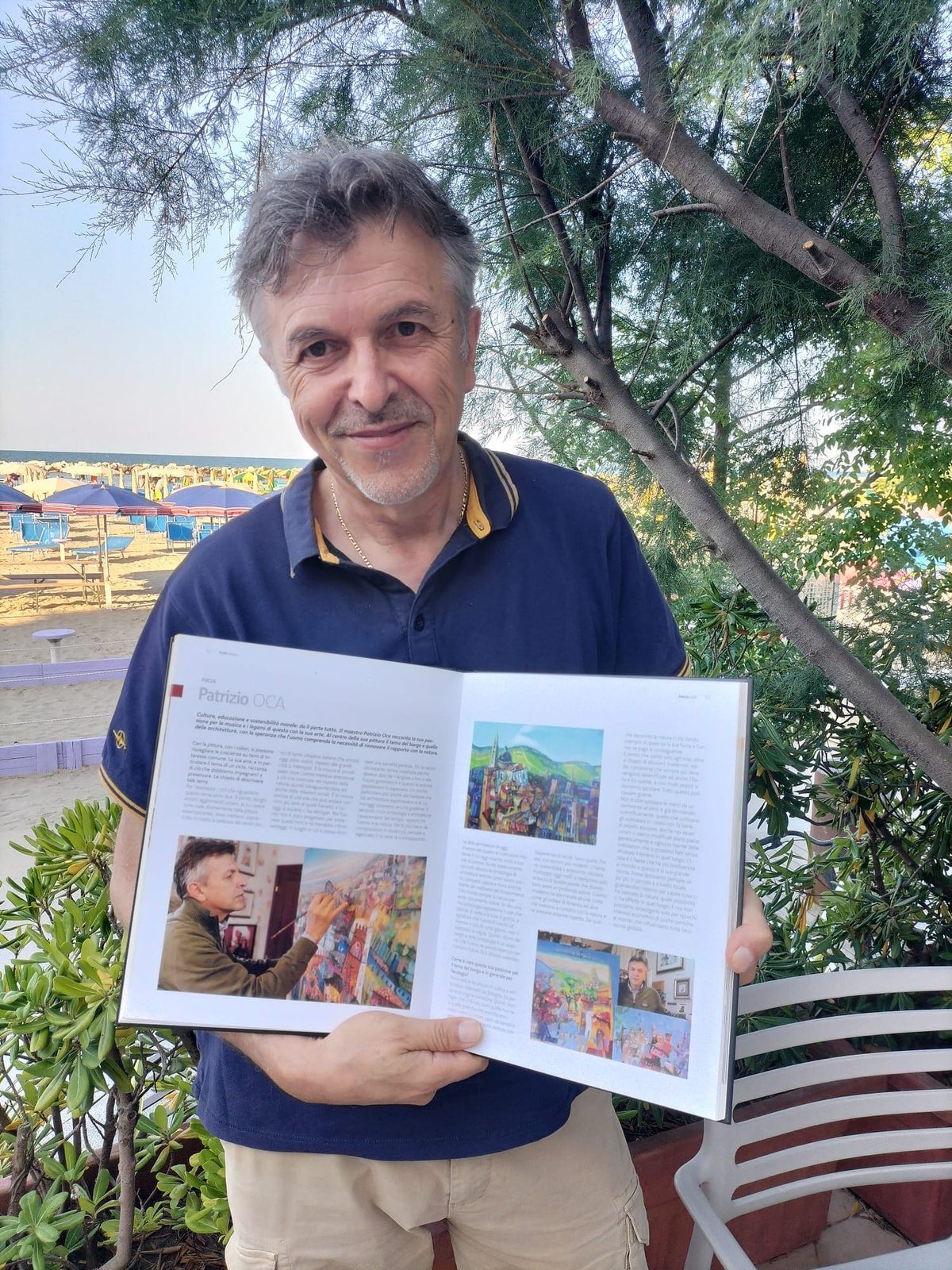 Patrizio Oca con il catalogo Profili d'artista aperto sulla sua pagina