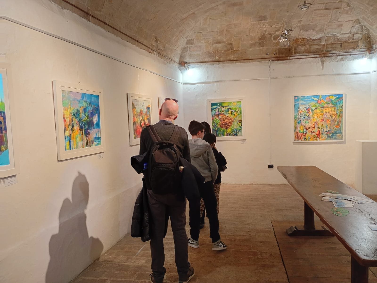 Visitatori davanti alle opere esposte