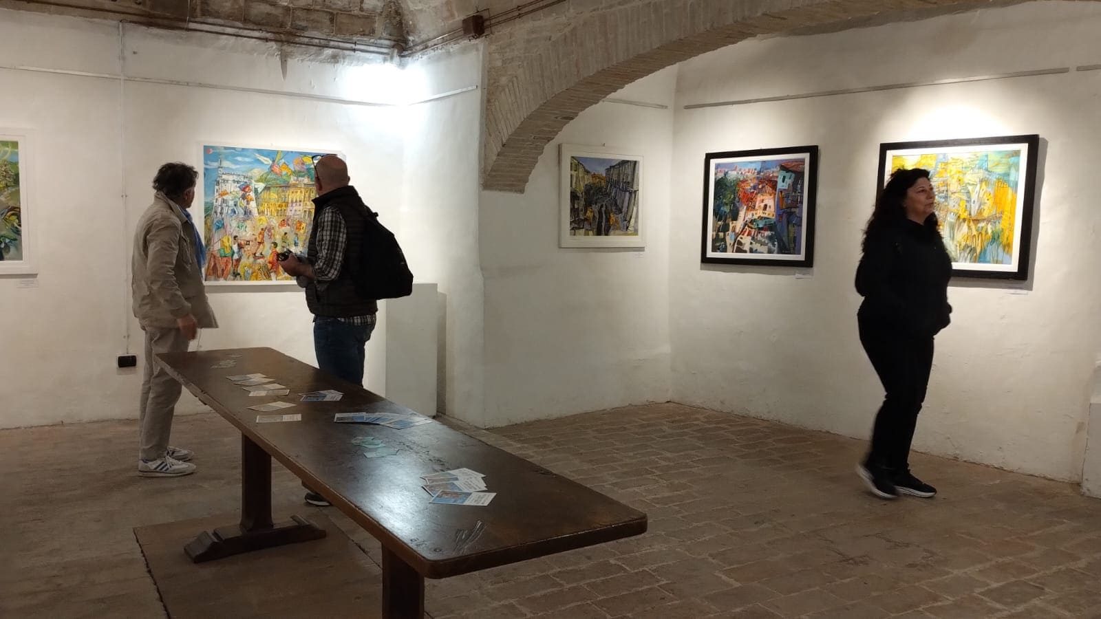 La sala con volta in mattoni e le opere esposte