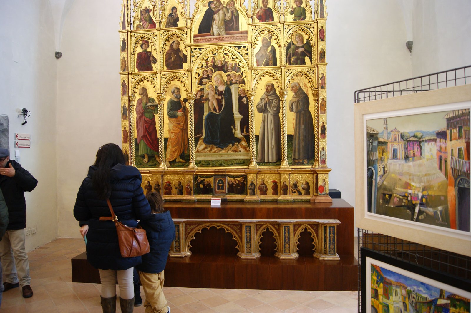 Visitatori davanti al polittico e alle opere di Patrizio Oca