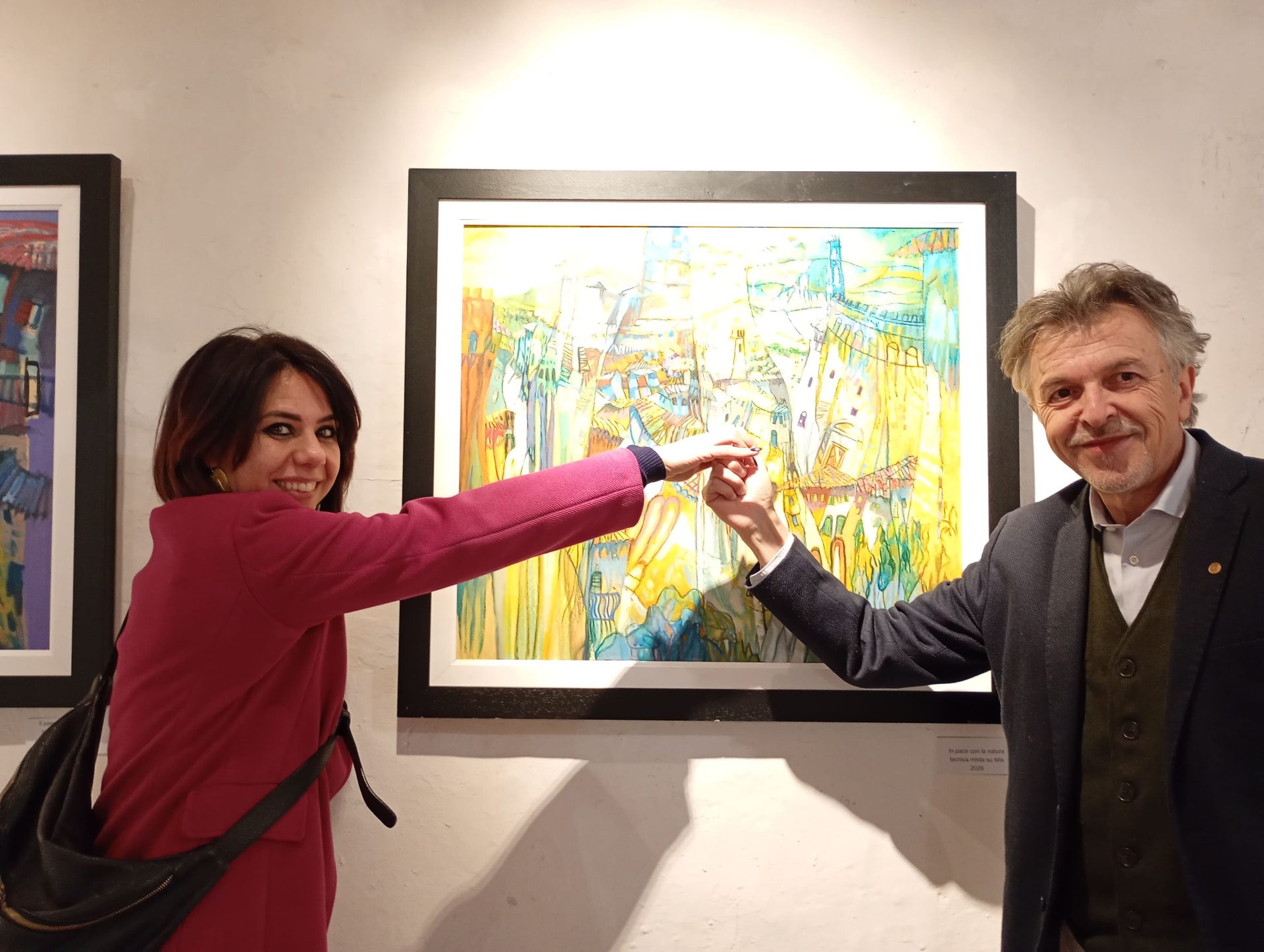 L'artista e un'ospite davanti all'opera In pace con la natura