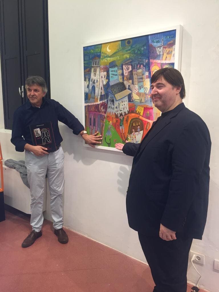 Patrizio Oca e il curatore Giammarco Puntelli davanti all'opera esposta