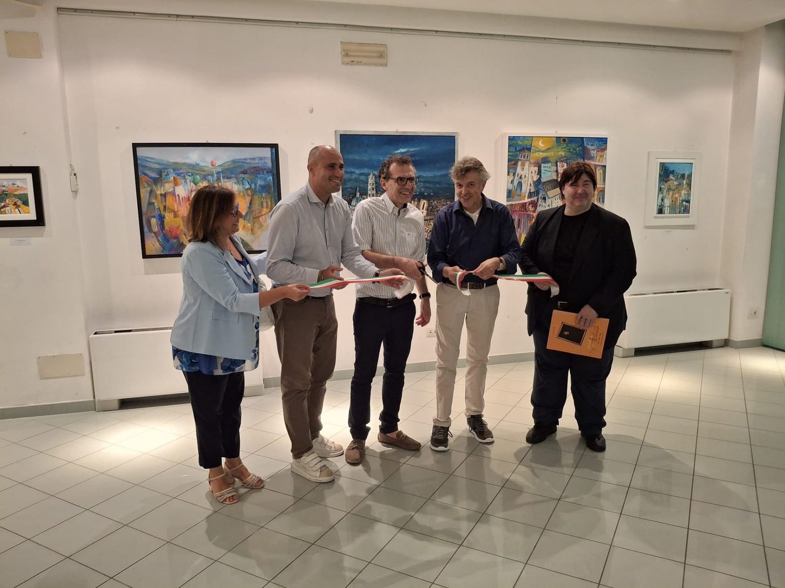 Il taglio del nastro all'inaugurazione della mostra con il curatore Giammarco Puntelli