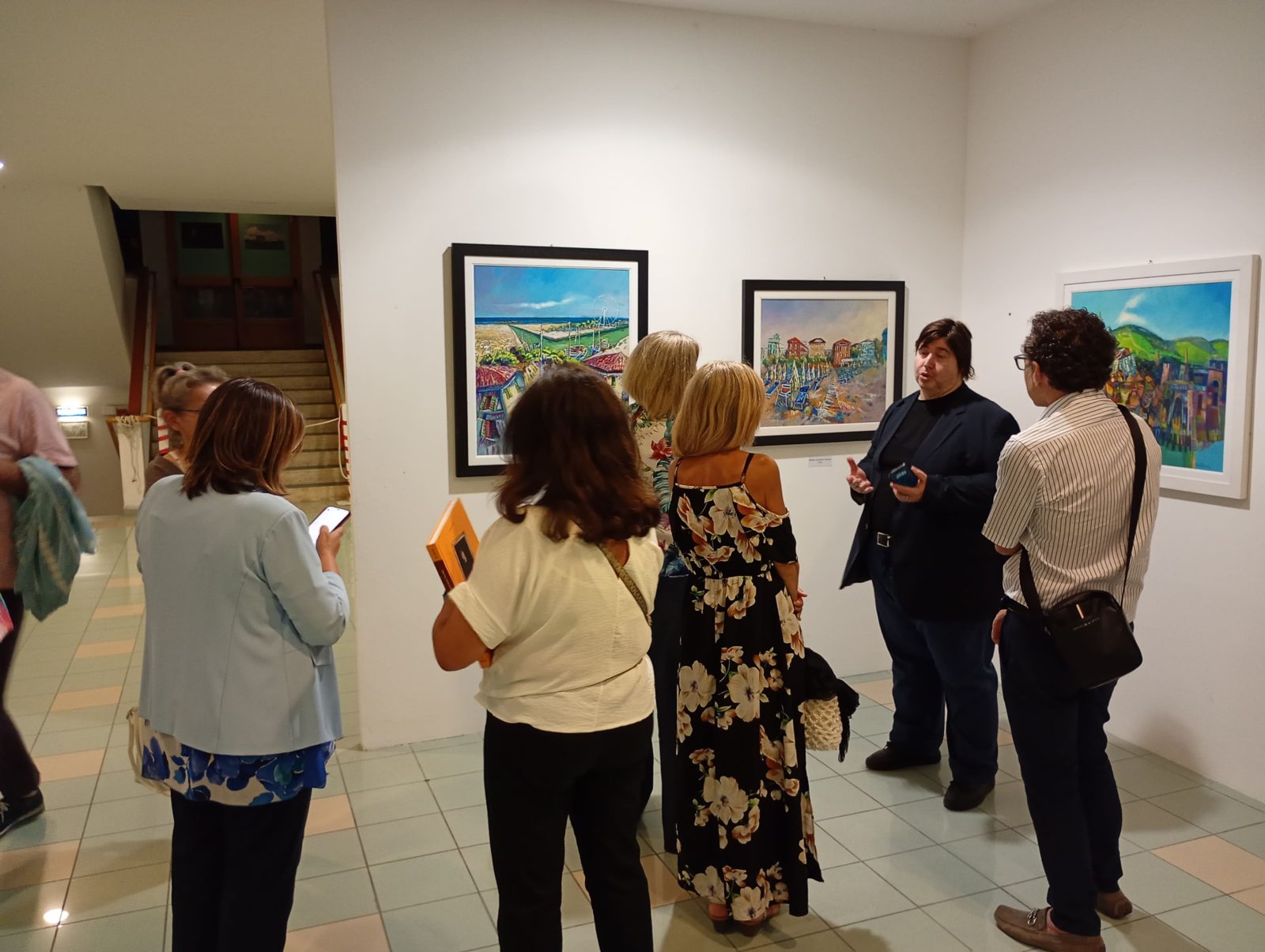 Visitatori osservano le opere durante la mostra