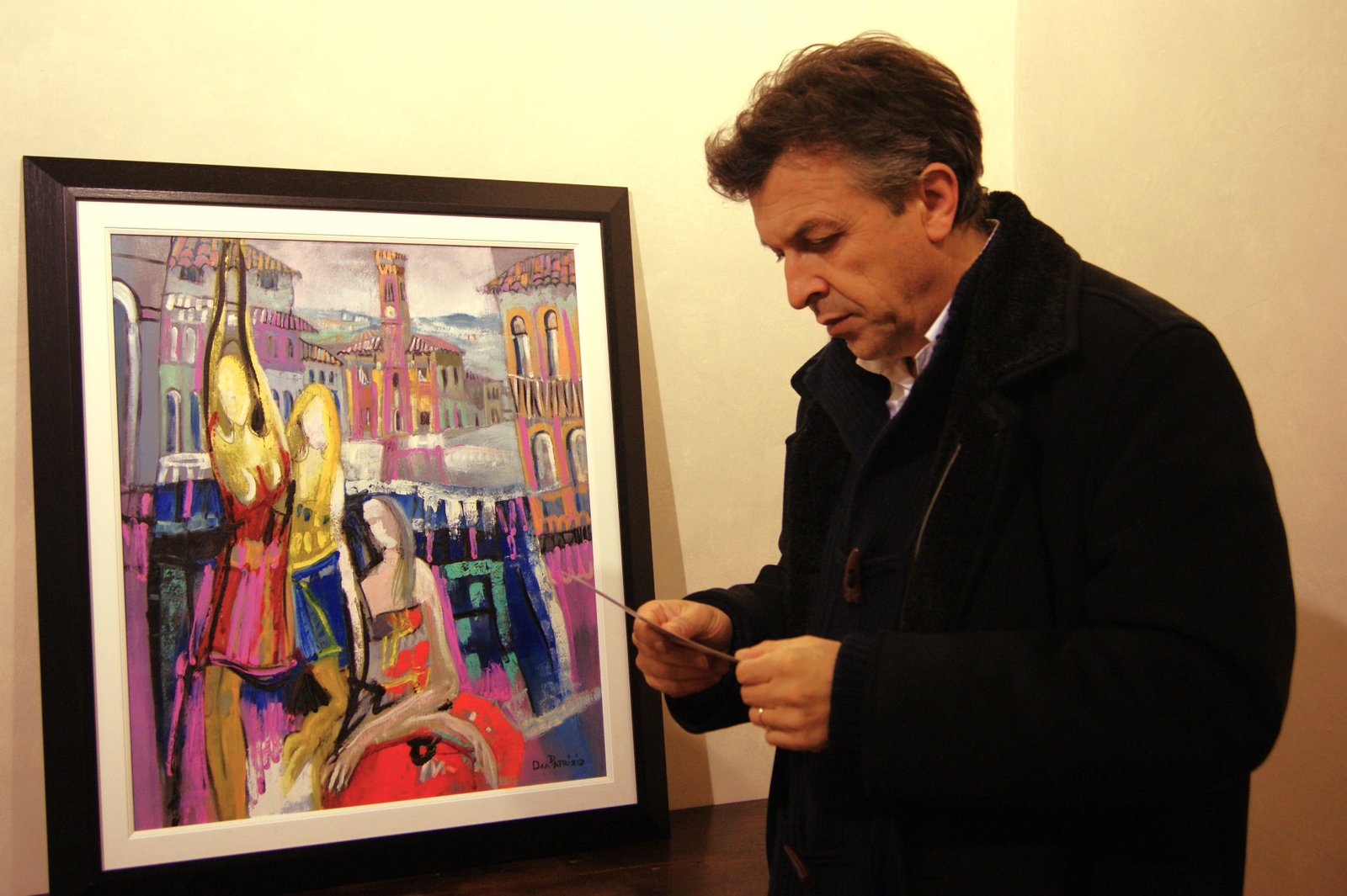 Patrizio Oca davanti a un'opera della mostra Borghi Antichi e Figure