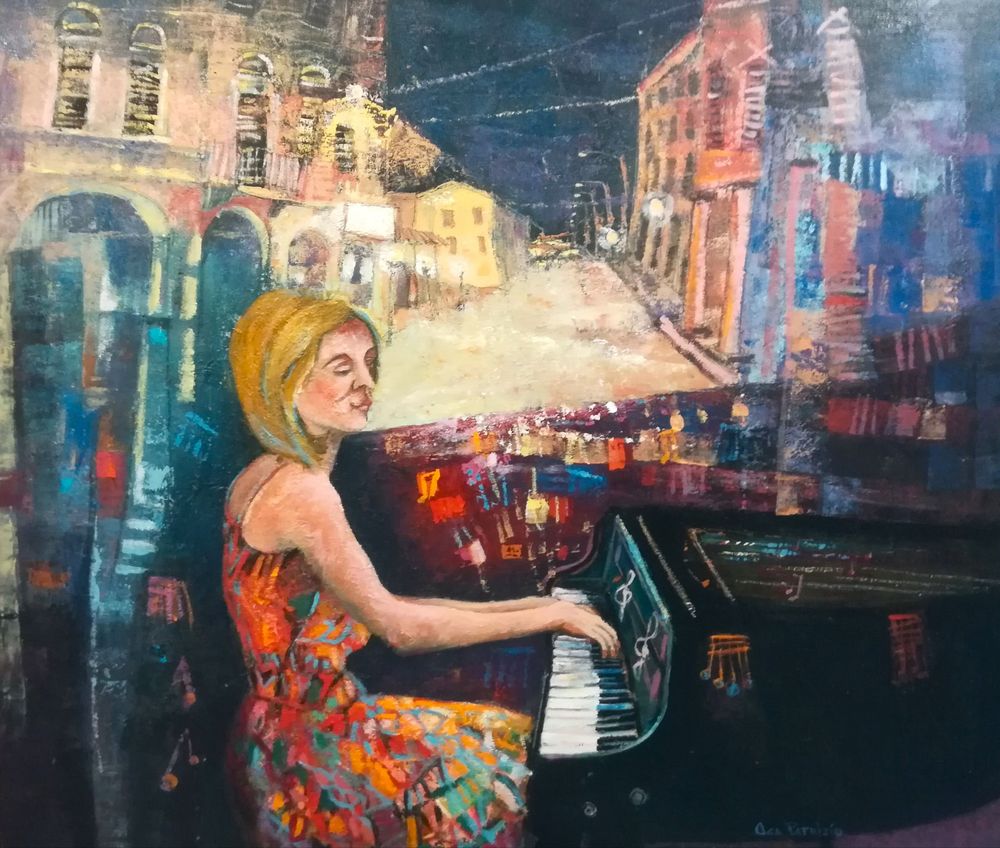 Dipinto di Patrizio Oca con una pianista in abito colorato che suona in un paese di sera