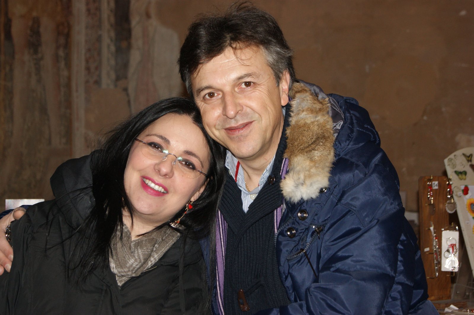 Patrizio Oca con un'ospite nella mostra Borghi Antichi e Figure