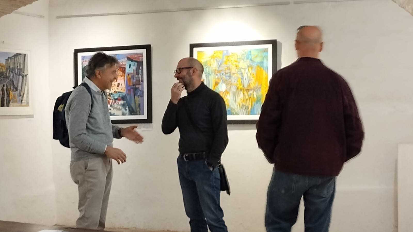 L'artista in dialogo con i visitatori davanti alle opere